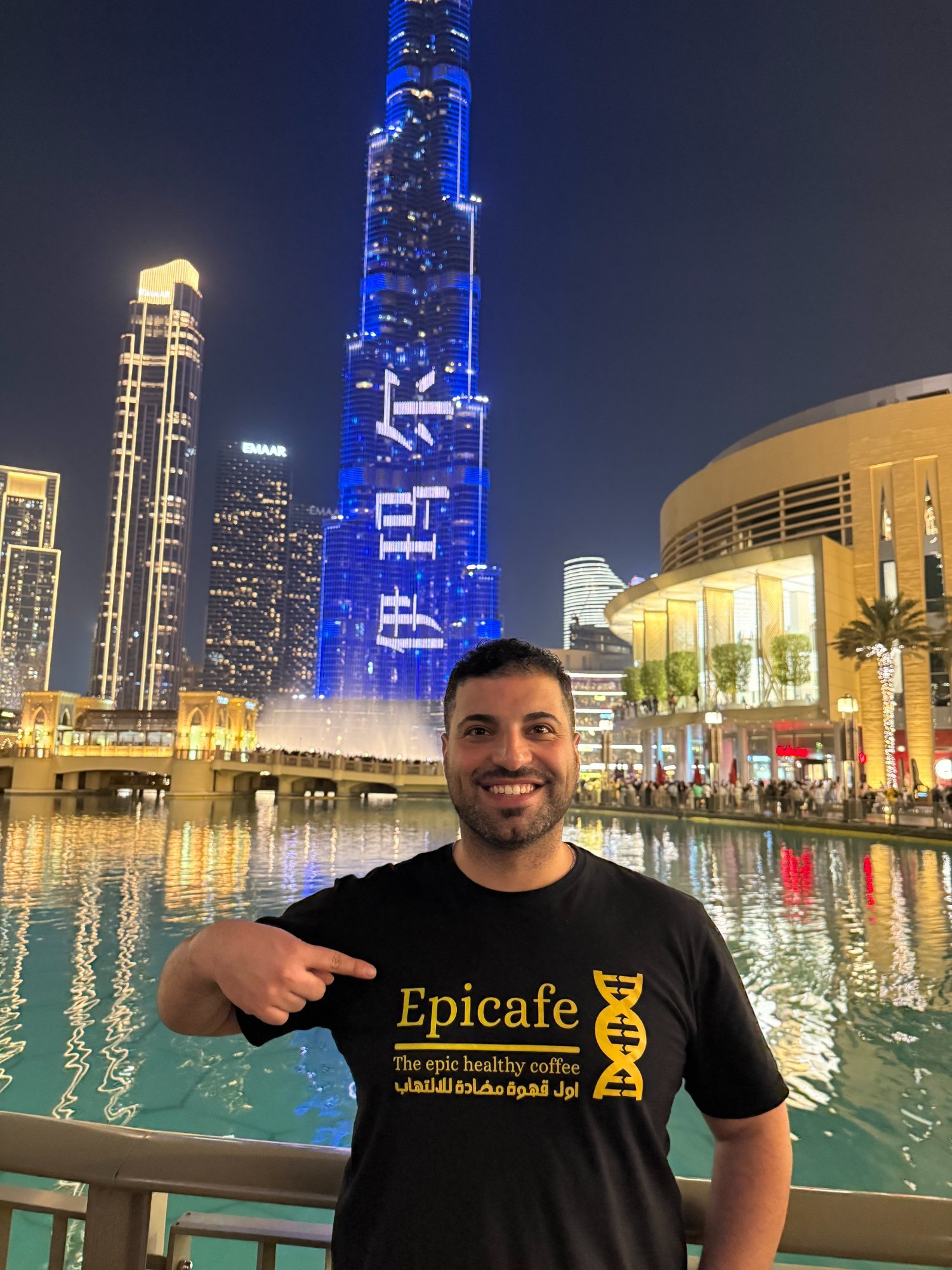 سوار علاء — مؤسس إيبيكافيه، أمام برج خليفة في دبي